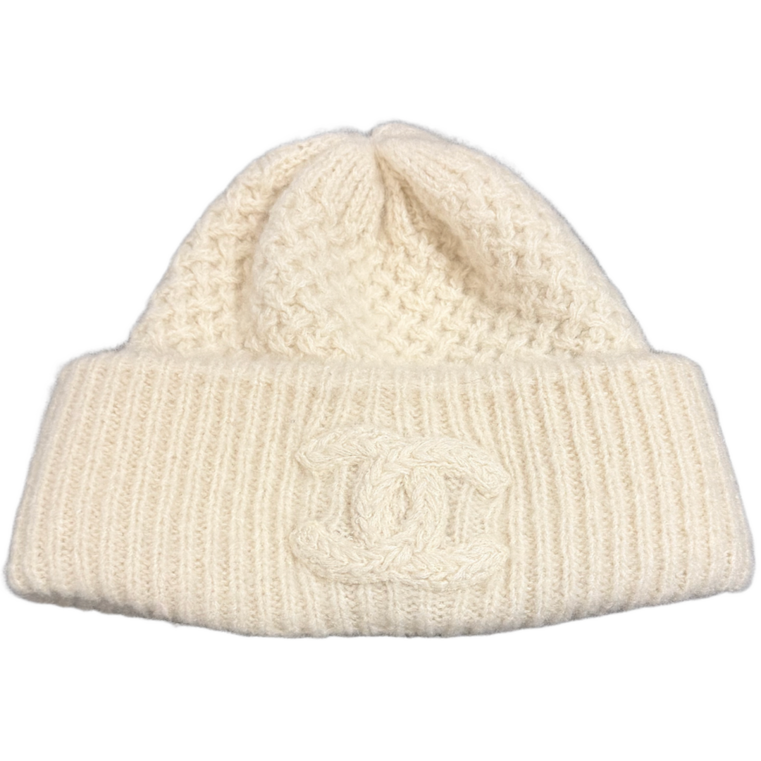 CHANEL CCLogo Knit Beanie シャネル CCロゴ カシミヤ Chanel 'Cream CC Logo' Cashmere Knit Beanie – Showroom LA